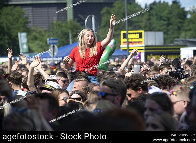 Schlager fans celebrate on the square in front of the Oberhausen gasometer, feature, marginal motifs, symbolic photo, Oberhausen ole - party in Oberhausen on...