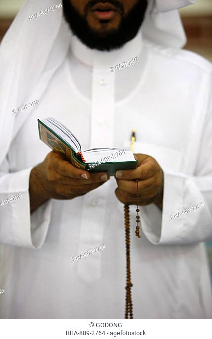 Muslim reading Koran, Jumeirah mosque, Dubai, United Arab Emirates, Middle East