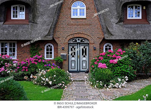 Entrance, traditional old Frisian house, thatched house, Keitum, Sylt, North Frisian Islands, North Frisia, Schleswig-Holstein, Germany