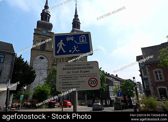 14 May 2023, Belgium, Eupen: The parish church of St. Nicholas, a Roman Catholic church, and sign with traffic rules in the encounter zone in the upper town of...
