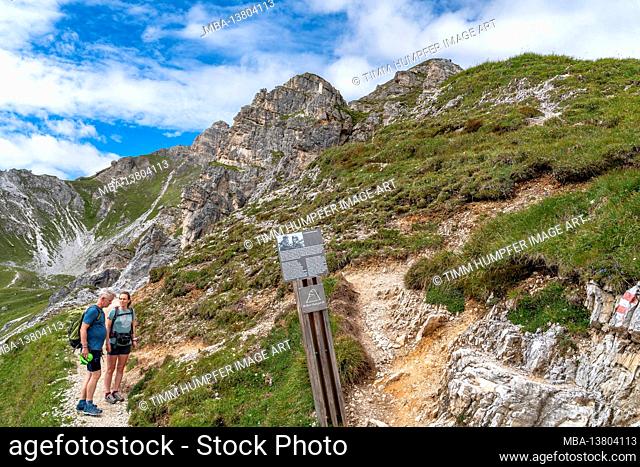 Europe, Austria, Tyrol, Stubai Alps, mountain hikers at a fork in the ascent to the Niederen Burgstall