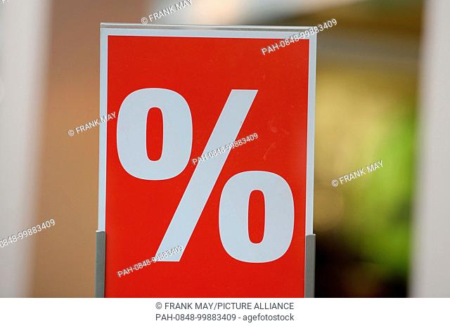 Stores advertise with signs for the winter sale , Germany, city of Northeim, 19. February 2018. Photo: Frank May | usage worldwide