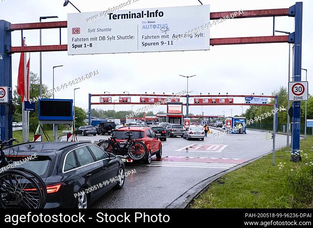 18 May 2020, Schleswig-Holstein, Dagebüll: Vehicles stand in long queues in front of the car loading station. In Schleswig-Holstein