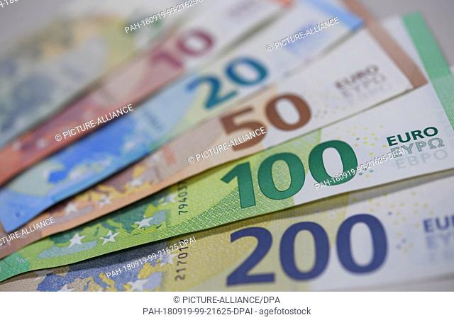 17 September 2018, Hessen, Frankfurt-Main: The revised 100- and 200-euro banknotes will complete the second generation of euro banknotes on a table at the...