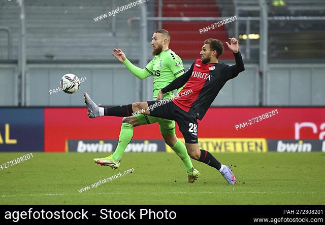 firo : January 29th, 2022, Fuvuball, 3rd Bundesliga, season 2021/2022, SV Wehen Wiesbaden - MSV Duisburg Kevin Lankford, Wehen right versus Marvin KNOLL