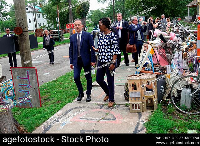 06 November 2021, US, Detroit: Heiko Maas (SPD), Foreign Minister of Germany, walking through the Heidelberg Project in the city