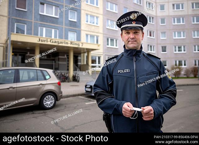 17 March 2021, Thuringia, Erfurt: Karsten Täschner, spokesman for the Erfurt federal police station, stands on a street during a raid
