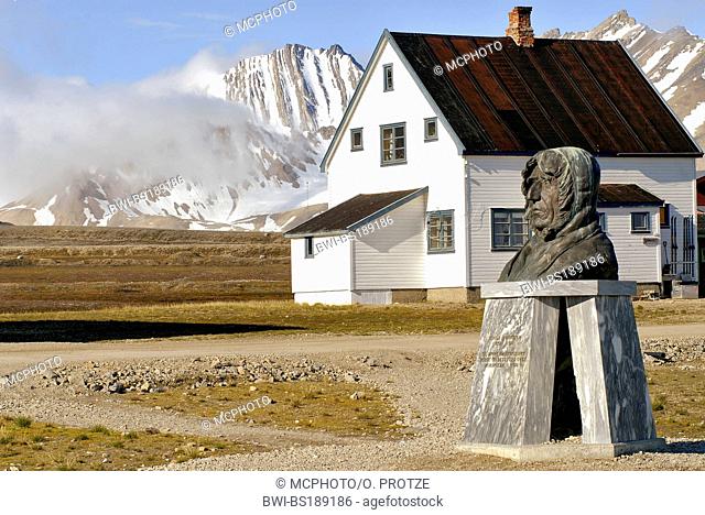 statue of Roald Amundsen in the remote village of Ny Alesund, Norway, Svalbard, Ny Alesund