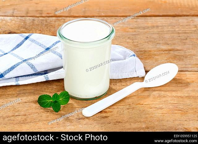 Stuttgart, Deutschland - 9. Februar 2021: Joghurt Naturjoghurt Frühstück gesunde Ernährung gesund bio Essen Holzbrett