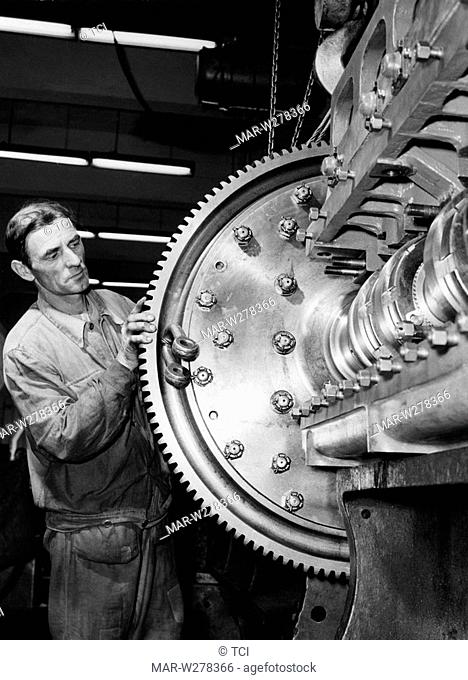 montaggio di motori presso i cantieri riuniti, 1957