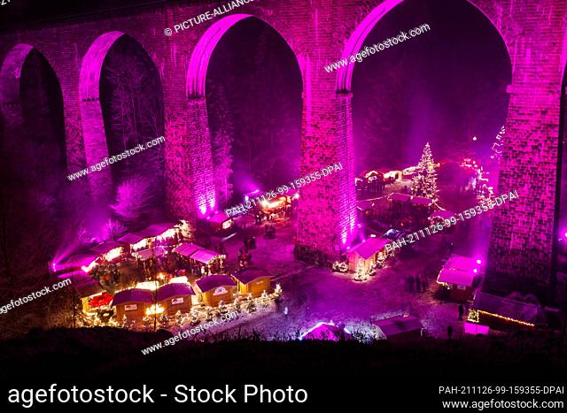 26 November 2021, Baden-Wuerttemberg, Breitnau: People stand between stalls at the Ravenna Gorge Christmas market, which takes place under an aqueduct