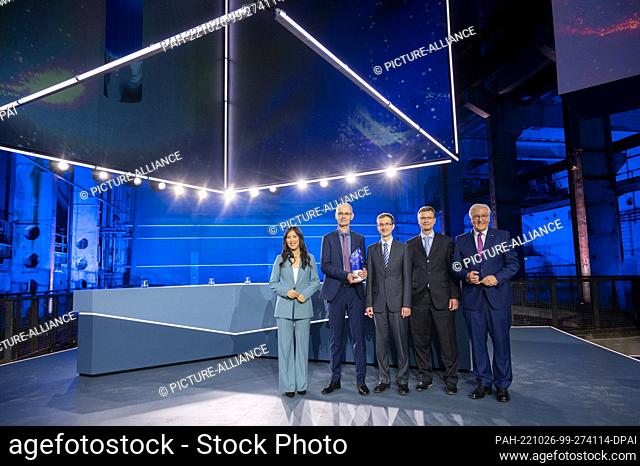 26 October 2022, Berlin: German President Frank-Walter Steinmeier (r) stands with the winners of the German Future Prize 2022 (Thomas Kalkbrenner (l-r)