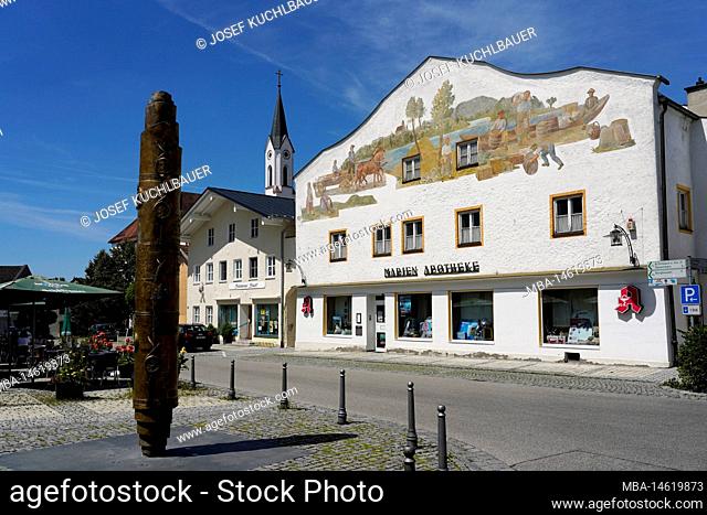Germany, Bavaria, Upper Bavaria, Altötting district, Marktl am Inn, birthplace of Pope Benedict XVI, market square, Benedict's Column