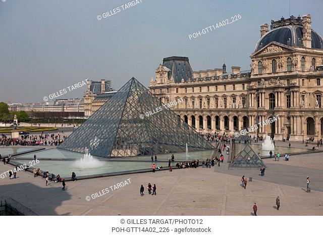 Paris, musée du Louvre, Denon wing, view over the Place de la Pyramide and the pavilion Richelieu, Photo Gilles Targat