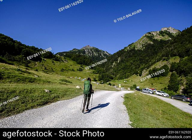 hiker in the caravan park, Bious Artigues, Ayous lakes tour, Pyrenees National Park, Pyrenees Atlantiques, France