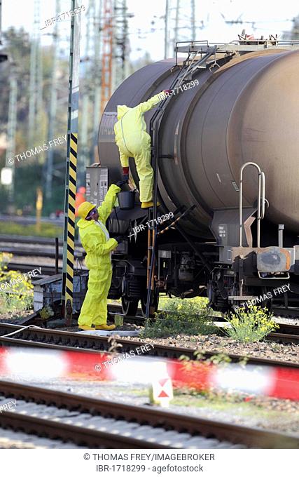 Employees of the fire department of a chemical company are investigating the cause of the escape of hydrogen peroxide from a tank waggon at Neuwied's freight...