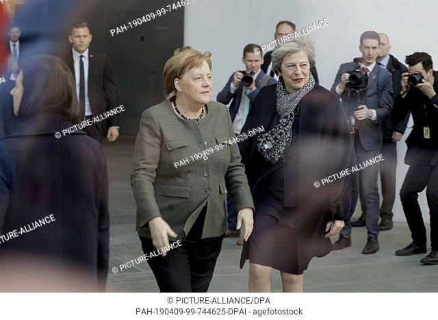 09 April 2019, Berlin: Federal Chancellor Angela Merkel (l, CDU) receives British Prime Minister Theresa May for talks at the Federal Chancellery