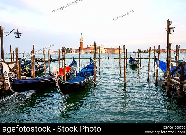 Gondeln auf der Piazza San Marco in Venedig, Italien, mit San Giorgio Maggiore im Hintergrund