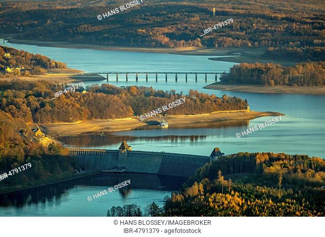 Aerial view, low water in the Möhnesee reservoir with dam wall, wide shore area, Arnsberger Wald nature park Park, Möhnesee, Sauerland, North Rhine-Westphalia