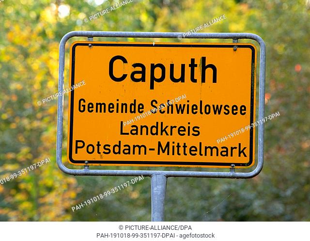 14 October 2019, Brandenburg, Caputh: A place name sign of Caputh in the district Potsdam-Mittelmark. Photo: Soeren Stache/dpa-Zentralbild/ZB