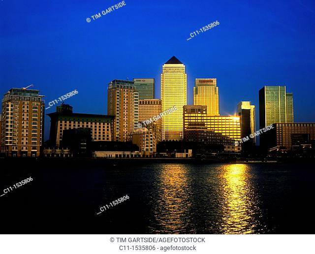canary wharf isle of dogs from across river thames dusk sunset london england uk
