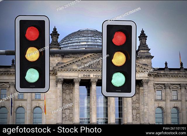 PHOTOMONTAGE-themed picture traffic light coalition, formation of a government after the federal election, SPD, Gruene and FDP want to form a coalition and form...