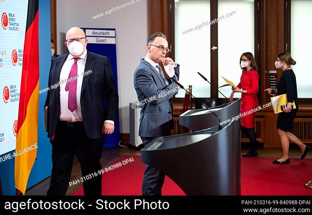 16 March 2021, Berlin: Peter Altmaier (l, CDU), Federal Minister for Economic Affairs and Energy, and Heiko Maas (SPD), Foreign Minister