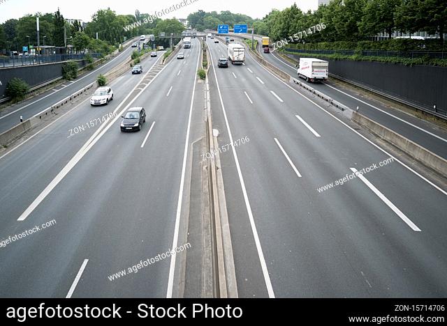 Autobahn A 40 an der Freiheit in Essen trennt die Stadt in Nord und Süd / Motorway A40 seperating the City of Essen into North and South 22.6
