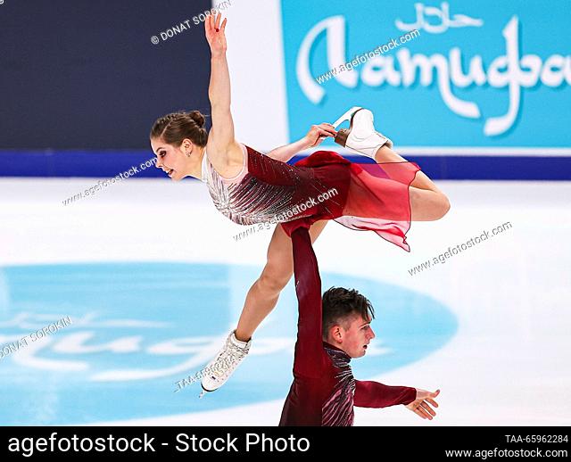 RUSSIA, CHELYABINSK - DECEMBER 21, 2023: Pair skaters Anastasia Mishina and Alexander Gallyamov perform a lift during a pairs' short programme event as part of...