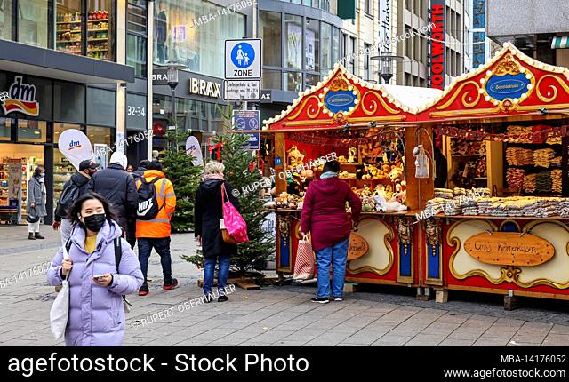 Essen, North Rhine-Westphalia, Germany - Christmas market in Essen in times of the corona pandemic under 2G conditions. The visitors must have recovered or be...