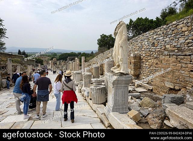 PRODUCTION - 11 May 2023, Turkey, Selcuk: Tourists visit the ancient city of Ephesus with the Curete Strait. It was a metropolis of the Aegean region in ancient...