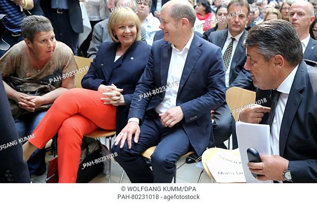 Sigmar Gabriel (R), leader of Germany's Social Democratic Party, talks to Susanne Neumann (L), with Hannelore Kraft (2-L)