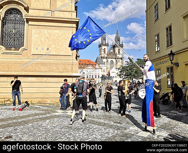 Multigenre celebrations of Czech EU presidency called ""Prague, Heart of Europe"" began with European parade with EU flags and monumental lion puppet