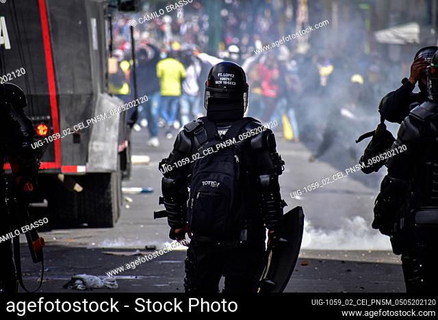 Demostrators fight riot police in the city centre in Pasto Narino on May 5, 2021 after killings perpetrated by police rise up to at least 19 since the strike...
