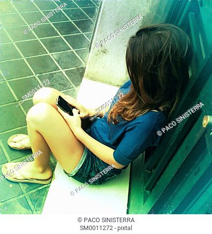 woman on phone portal movil.Valencia, Spain