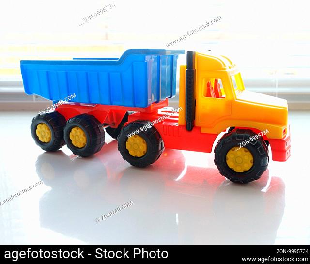 Toy Ttipper Truck, Industrial Vehicle, Plastic Dump Truck Yellow with Big Wheel for Earth Moving Works at Construction Site