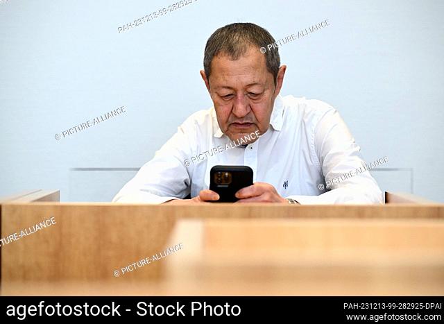 13 December 2023, North Rhine-Westphalia, Bonn: Author and blogger Akif Pirincci waits in the courtroom of the district court for the trial to begin