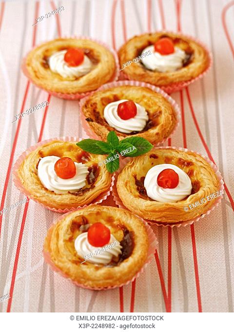 Puff pastry tartlets with custard