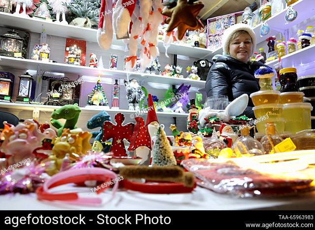RUSSIA, SOCHI - 21 de diciembre de 2023: Una mujer guarda una tienda de regalo de Navidad en la calle Navaginskaya. Dmitry Feoktistov/TASS