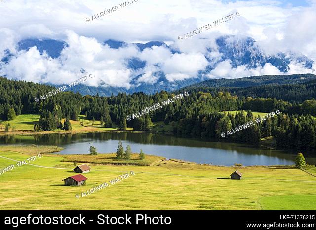 Geroldsee, behind it the cloud-covered Karwendel Mountains, Werdenfelser Land, Upper Bavaria, Bavaria, Germany, Europe