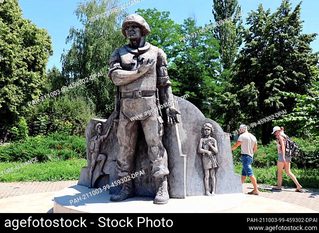 09 July 2021, Moldova, Tiraspol: A statue honoring Russian soldiers stands near the city of Tiraspol in the separatist region of Transnistria