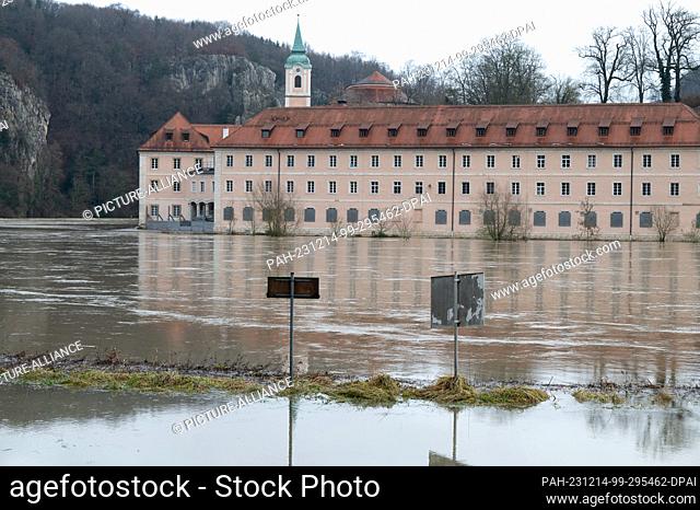 14 December 2023, Bavaria, Stausacker: The Weltenburg Monastery is surrounded by the flood waters of the Danube. In parts of Bavaria