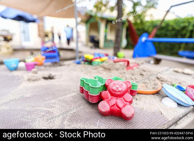PRODUCTION - 30 August 2023, Rhineland-Palatinate, Bad Kreuznach: In the women's shelter in Bad Kreuznach, there are several sand molds on the children's...