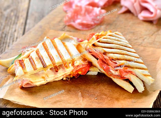 Gepresstes italienisches Panini mit Salami, Schinken und Käse frisch aus dem Kontaktgrill - Pressed double toast with Italian salami