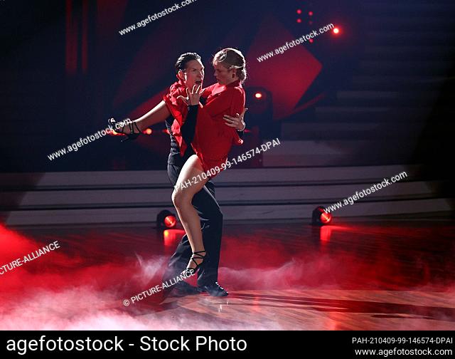 09 April 2021, North Rhine-Westphalia, Cologne: Ilse DeLange, singer, and Evgeny Vinokurov, professional dancer, dance in the RTL show ""Let's Dance""