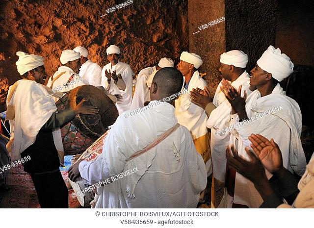 Ethiopia, Lalibela, Timkat festival, Church of Bieta Giyorgis, Singing dabtaras or choristers  Every year on january 19, Timkat marks the Ethiopian Orthodox...