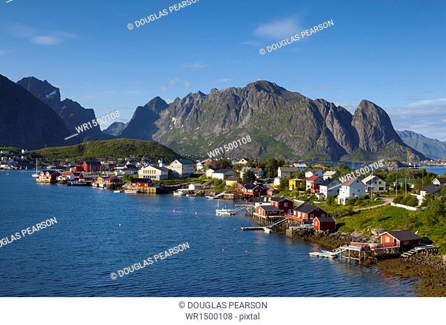 The picturesque fishing village of Reine, Moskenesoy, Lofoten, Nordland, Norway, Scandinavia, Europe