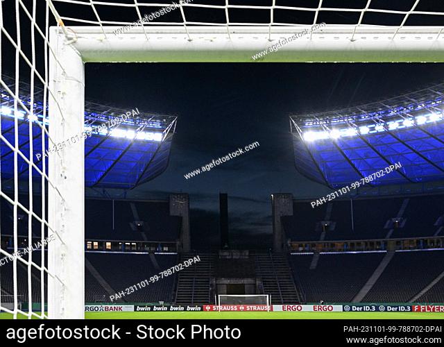 01 November 2023, Berlin: Soccer: DFB Cup, Hertha BSC - FSV Mainz 05, 2nd round, view from the goalkeeper's perspective towards the Marathon goal at the...