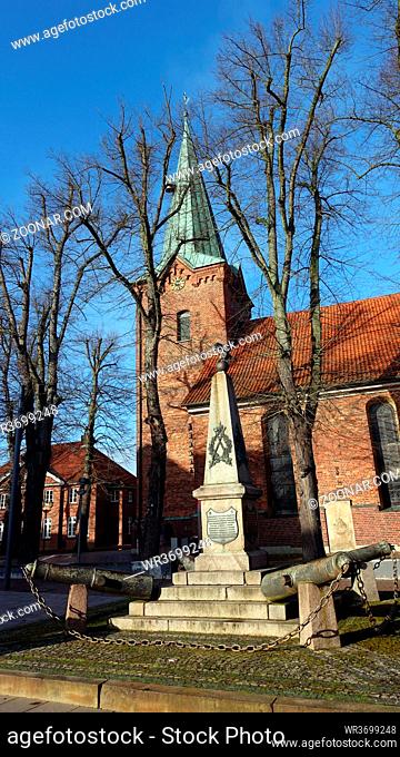 Kriegerdenkmal von 1870, dahinter die Dreikönigskirche Bad Bevensen, Niedersachsen, Deutschland