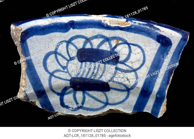 Edge fragment majolica dish, blue on white, Chinese tape band in Wanli style, dish tableware holder soil find ceramics pottery glaze
